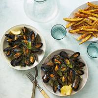 Mussels with Pesto Broth & Lemony Oven Fries_image