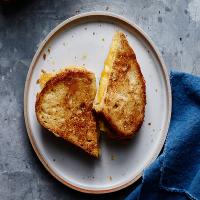 Perfectly Crispy Grilled Cheese_image
