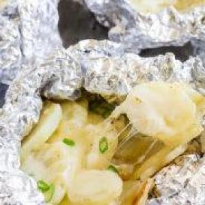 Grilled Cheesy Garlic Potato Packets_image