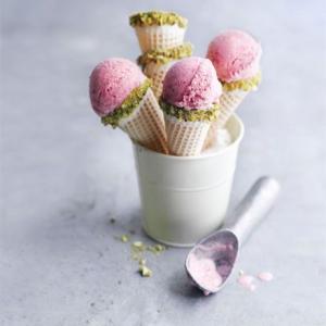 Strawberry crème fraîche ice cream_image