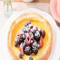 Dutch Baby Pancakes with Fresh Berries_image