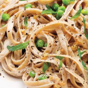 Creamy Fettuccine with Peas and Basil_image