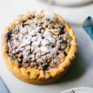 Caramelized Maple Apple Pie with Candied Bacon Crumble_image