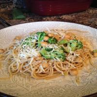 Spaghetti With Broccoli, Chickpeas, and Garlic_image