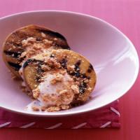 Grilled Peaches with Sweetened Sour Cream_image