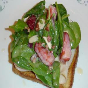 Strawberry Spinach Salad w/Creamy Vinegar Dressing_image