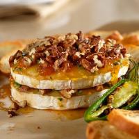 Tangy Pepper-Pecan Brie_image