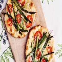 Grilled-Asparagus, Tomato, and Fontina Pizzette_image