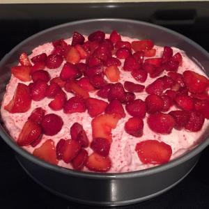 White Chocolate Strawberry Mousse Pie_image