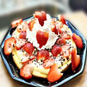Strawberry-Topped Puffy Pancake With Creamy Orange Filling_image