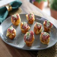 Mini Yorkshire Puddings with Roast Beef and Quick Caramelized Onions image