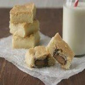 Candy Bar Surprise Sugar Cookie Bars_image