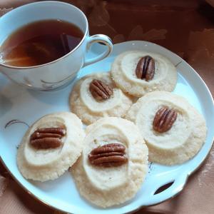 Swedish Pecan-Topped Dream Cookies_image