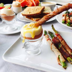 Egg and bacon wrapped asparagus breakfast_image