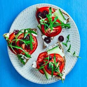 Goat's cheese, tomato & olive triangles_image