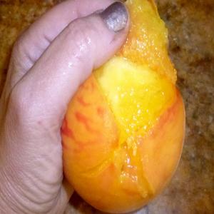 Peeling Fresh Peaches_image