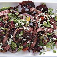 Steak Salad with Grilled Red Onions_image