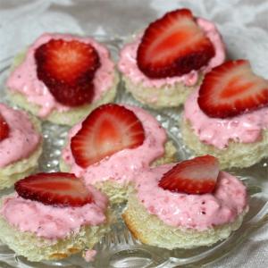 Creamy Strawberry Sandwiches_image