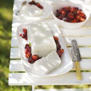 Iced coconut & lime slice with summer fruit_image