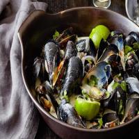 Coconut-Curry Mussels image