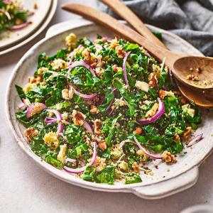 Spring green salad with parsley & blue cheese image
