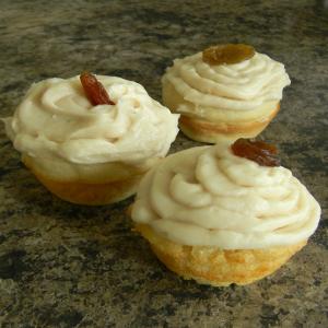 Rum Raisin Minicakes With Maple Frosting_image