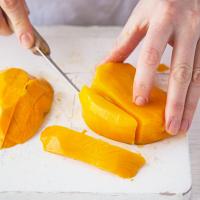 How to cut a mango image