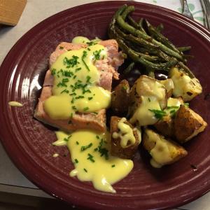 Poached Salmon with Hollandaise Sauce_image