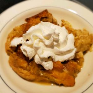Peachy Bread Pudding with Caramel Sauce_image