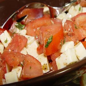 Mozzarella and Tomato Salad With Italian Basil Salad Dressing_image