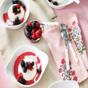 Panna Cotta with Fresh Berries_image