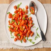 Microwave Sweet and Spicy Carrots with Scallions_image