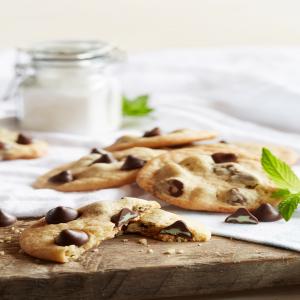 Mint Filled DelightFulls™ Chocolate Chip Cookies_image