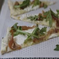 Prosciutto and Mozzarella Flatbread Pizza_image