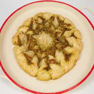 Pesto and Cheese Snowflake Bread image
