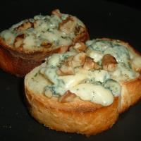 Blue Cheese Walnut Toasts_image