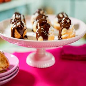 Classic Cream Puffs with Chocolate Sauce_image