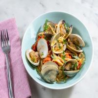 Linguine with Clams, Cherry Tomatoes and Basil_image