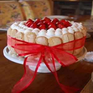 Fresh Oj and Strawberry Cream Cake_image