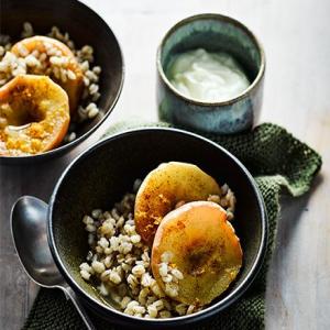Slow cooker spiced apples with barley_image