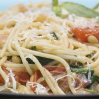 High-Protein Spaghetti with Spinach and Tomato Sauce_image
