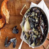 Spicy Coconut Mussels With Lemongrass image