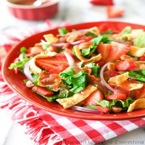 Strawberry Wonton Spinach Salad_image