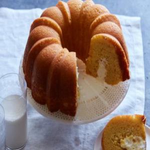 Marshmallow Creme-Filled Bundt Cake_image