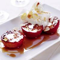 Peppered plums with almond ice_image