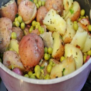 Nye Kartofler Og Ærte Salat (Pea and New Potato Salad)_image