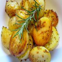 Garlic and Rosemary Roasted Potatoes_image
