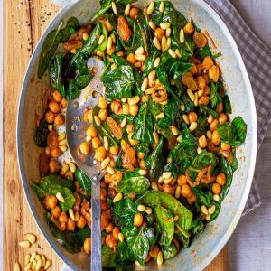 Spinach with chickpeas, pine nuts & raisins_image