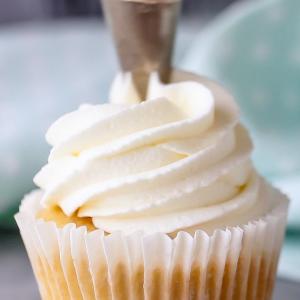 Super Easy Whipped Cream Frosting_image