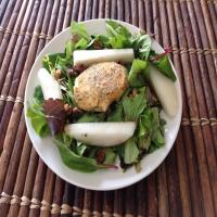 Warm Goat Cheese Salad With Pear_image